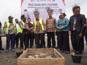 Menkop Lakukan Peletakan Batu Pertama Pembangunan KDKMP Dekai di Yahukimo