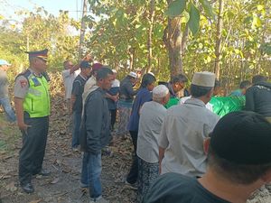 Prosesi Pemakaman Pendaki Gunung Piramid di Lamongan Dikawal Polisi