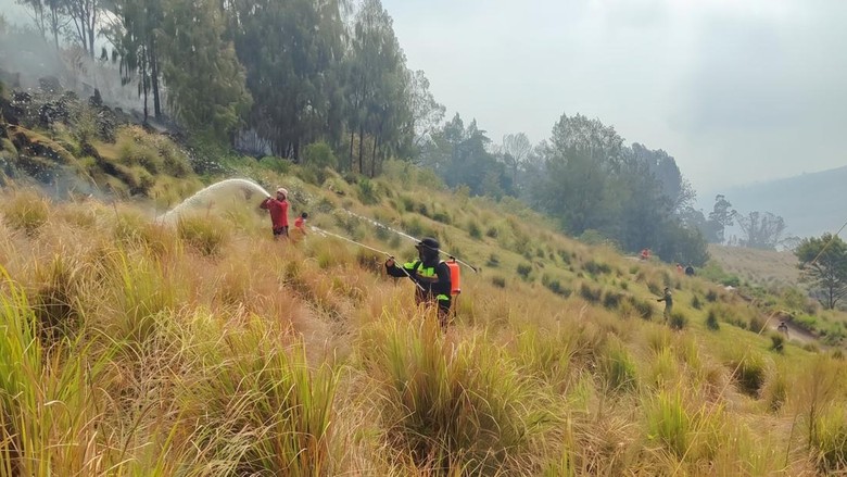 Water Bombing Padamkan Kebakaran Bromo Tertunda