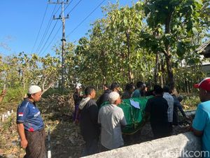 Isak Tangis Iringi Pemakaman Pendaki Gunung Piramid di Lamongan