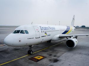 Pesawat Raksasa Airbus A380 Mendarat Perdana di Soetta