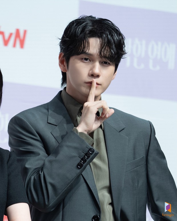 Potret Ong Seong Woo 'Let's go-ONG/ Foto: instagram.com/osw_onge Ong Seong Woo siap melepas rindu dengan penggemar dengan menampilkan banyak sisi baru dan penampilan istimewa di fanmeeting 'Let's go-ONG'.