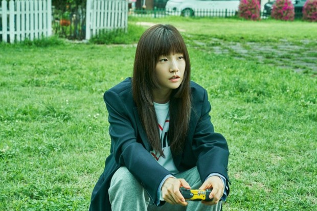 Potret terbaru Park So Dam dalam potongan adegan film 'The Journey to Gyeongju'.
