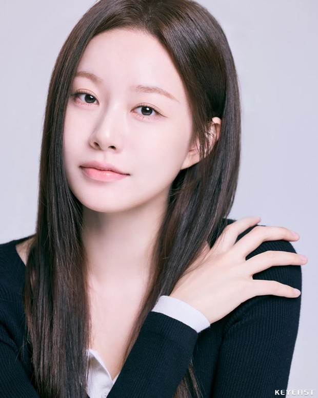 Potret Park Yoo Na dalam foto profil terbaru/ Foto: instagram.com/you_naaaa Park Yoo Na menampilkan sisi bersih, elegan, dan memesona dalam foto profil terbaru bersama KeyEast Entertainment.