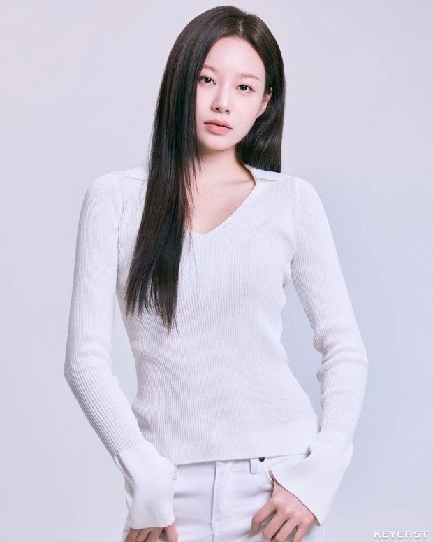 Potret Park Yoo Na dalam foto profil terbaru/ Foto: instagram.com/you_naaaa Park Yoo Na memperbarui foto profilnya dalam naungan KeyEast Entertainment. Sang aktris menyiratkan kepercayaan mendalamnya kepada agensi yang memanajemen karirnya.