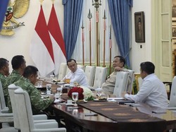 Prabowo Rapat Bareng Panglima TNI, Bahas Progres Jembatan hingga Listrik Desa