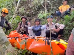 Senangnya Tim SAR Saat Pendaki Gunung Piramid Ditemukan hingga Salah Azan