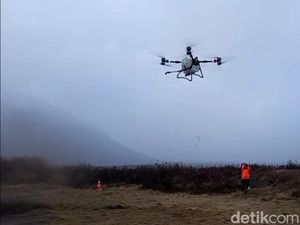 Kebakaran Gunung Bromo Belum Padam, Drone Water Spray dan Heli Dikerahkan