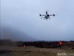 Kebakaran Gunung Bromo Belum Padam, Drone Water Spray dan Heli Dikerahkan