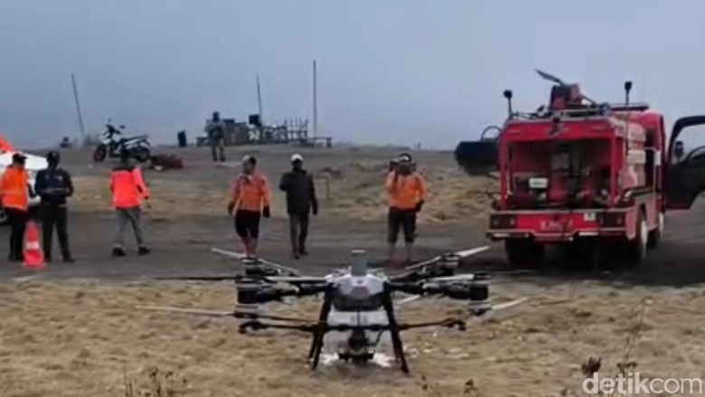 Drone Water Spray dan Heli Dikerahkan Padamkan Kebakaran Gunung Bromo
