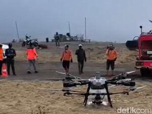 Drone Water Spray dan Heli Dikerahkan Padamkan Kebakaran Gunung Bromo