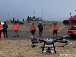 Drone Water Spray dan Heli Dikerahkan Padamkan Kebakaran Gunung Bromo