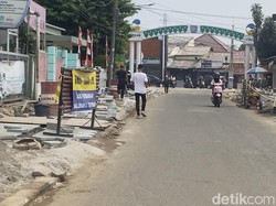 Warga Protes Proyek Trotoar Jl Pemuda Depok Terlalu Lebar: Jalan Jadi Sempit