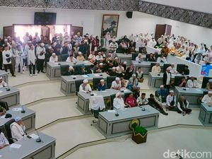 Ratusan Warga-Ulama Geruduk Gedung Dewan, Tolak LBGT di Cianjur