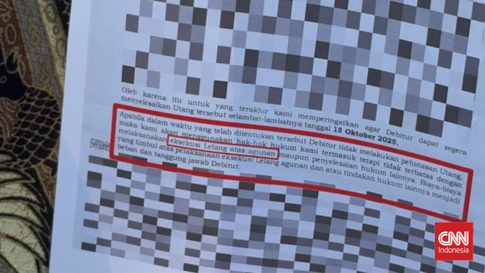 Sarwendah Kuasa hukum Sarwendah, Abraham Simon, menunjukkan surat yang diklaim sebagai peringatan ketiga dari pihak bank atas rencana lelang rumah mewah kliennya di kawasan Cilandak, Jakarta Selatan, di Pengadilan Negeri Jakarta Selatan, Kamis (6/8).
