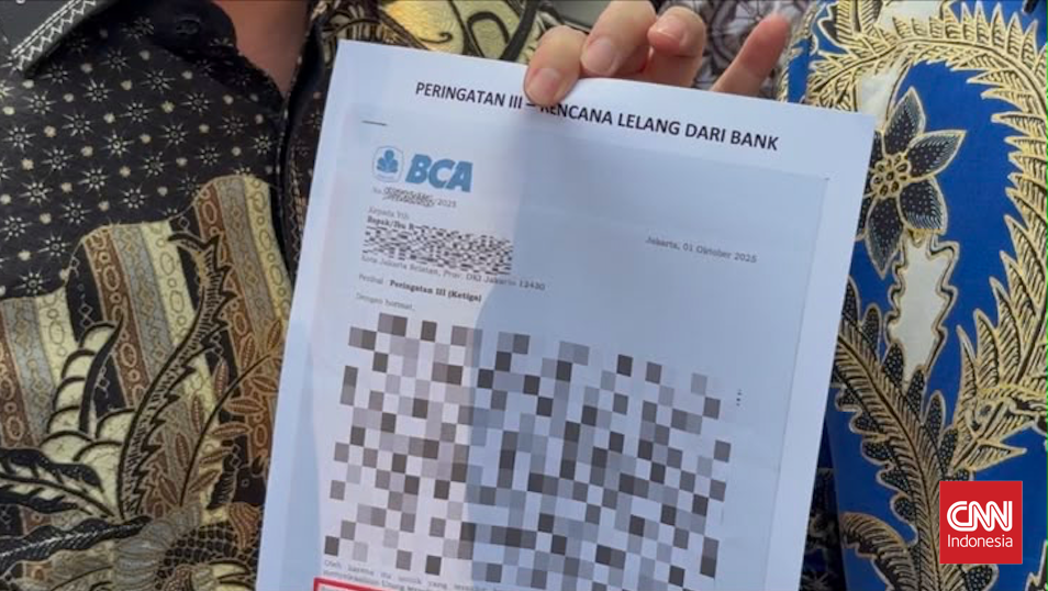 Sarwendah Kuasa hukum Sarwendah, Abraham Simon, menunjukkan surat yang diklaim sebagai peringatan ketiga dari pihak bank atas rencana lelang rumah mewah kliennya di kawasan Cilandak, Jakarta Selatan, di Pengadilan Negeri Jakarta Selatan, Kamis (6/8).
