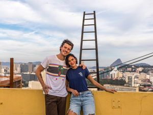 Shawn Mendes Tulis Ucapan Manis Bikin Bruna Marquezine Mewek