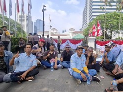 Sopir Demo, Angkot Kosong Ditinggal Berjejer di Dekat Stasiun Tebet