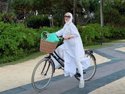 Gaya Mewah Syahrini Bersepeda di Bali, Sandal Jepit Rp 8 Jutaan Bikin Salfok