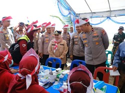 Polda Riau Hadir Bantu Nelayan dan Tanam 1.000 Mangrove di Pulau Terluar