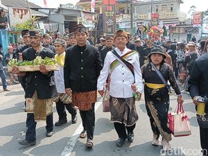 Ribuan Warga Tengger Tutup Rangkaian Hari Raya Karo dengan Nyadran