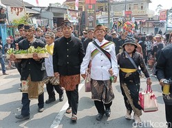 Ribuan Warga Tengger Tutup Rangkaian Hari Raya Karo dengan Nyadran