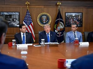 Ribut-ribut Trump dengan Menhan AS soal Amunisi Perang Menipis