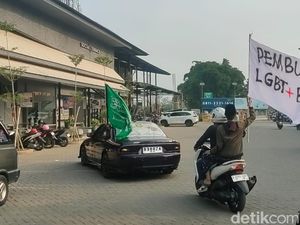 Sweeping Cafe-cafe, Warga Cianjur Padang Spanduk Tolak LGBT