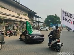 Sweeping Cafe-cafe, Warga Cianjur Padang Spanduk Tolak LGBT