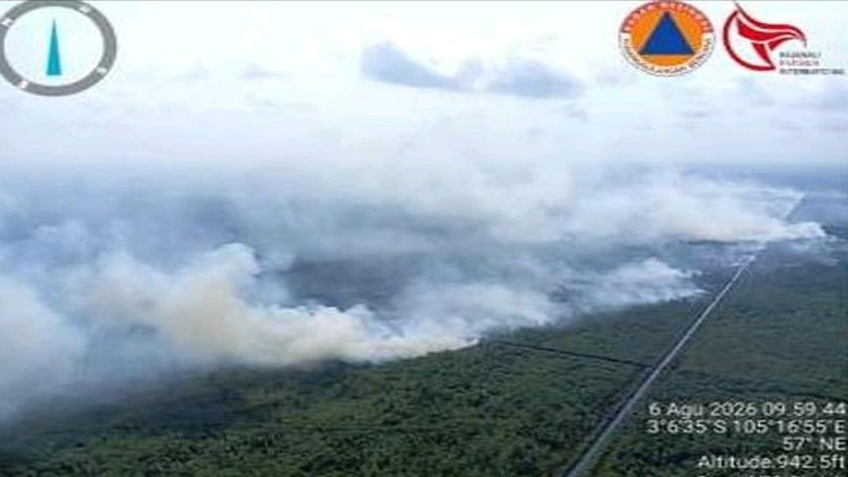 3 Helikopter Water Bombing Dikerahkan untuk Padamkan Karhutla di Tulung Selapan