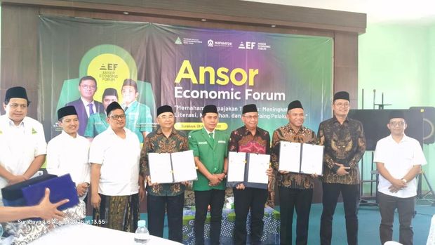 Dirjen Pajak Bimo Wijayanto menyaksikan penandatangan kerja sama peningkatan kepatuhan pajak DJP Jawa TImur dengan GP Ansor Jawa Timur. (Dok. Humas DJP Jatim)