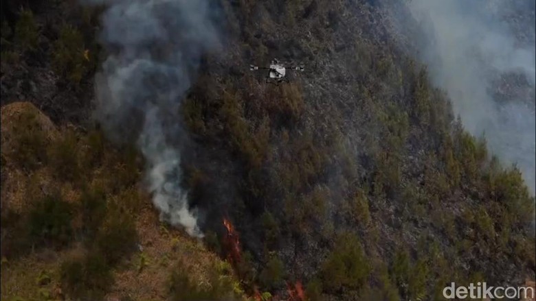 Drone Water Spray Juga Dikerahkan demi Padamkan Kebakaran di Bromo