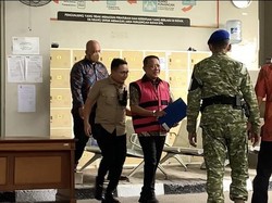 Video: Febrie Adriansyah Dibawa ke Kejagung,  Kini Berompi Pink-Diborgol