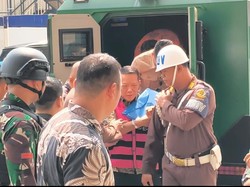 Pakai Rompi Tahanan dan Diborgol, Febrie Tiba di Kejagung untuk Diperiksa Tim 9