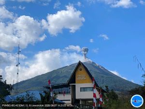 Dua Gunung di NTT Meletus Nyaris Bersamaan