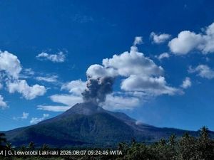 Gunung Lewotobi Erupsi Pagi Ini, 6 Penerbangan di Bandara Frans Seda Batal