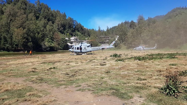 2 Heli Water Bombing Padamkan Kebakaran Bromo Mendarat di Ranupani