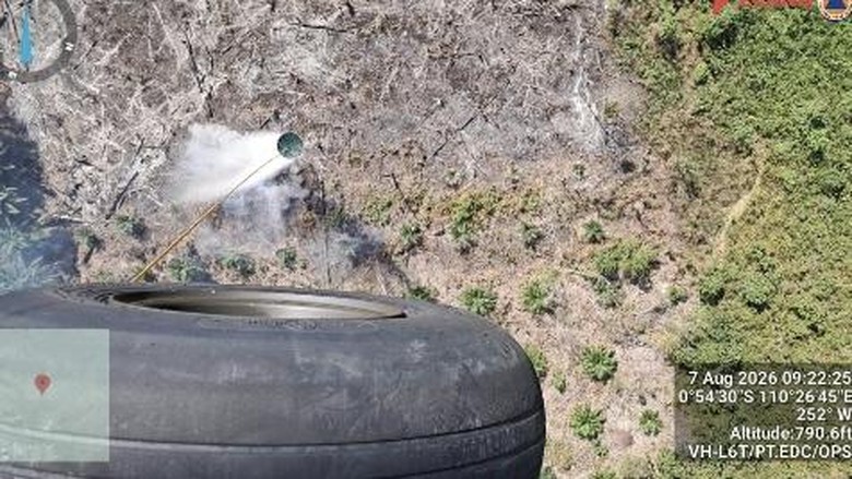 2 Helikopter BNPB Water Bombing di Karhutla Ketapang, Termasuk Sinar Kuri