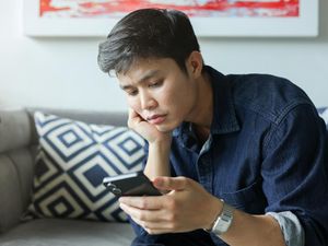 Terus Terpapar Berita Buruk, Begini Cara Mengatasi Cemas Menurut Psikolog