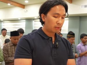 Jadi Imam Salat Jumat, Suami Nikita Willy Baca Surah Al-Kahfi