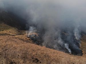2 Heli Water Bombing Diterjunkan Padamkan Kebakaran Bromo