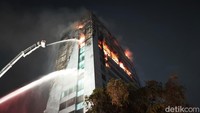 Api Masih Berkobar di Gedung Bapenda DKI, Asap Hitam Membubung