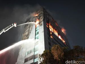 Video: Gedung Bapenda DKI Jakarta Kebakaran, 100 Personel Damkar Dikerahkan