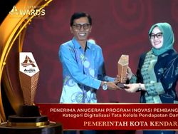 Pemkot Kendari Terima Trofi detiktimur Awards Berkat Inovasi Digitalisasi