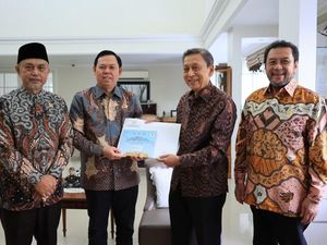 Ketua DPD Sambangi Kediaman Boediono, Sampaikan Undangan Sidang Bersama
