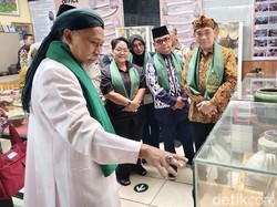 Torpedo Jar Langka dari Mesir Jadi Primadona Museum Keramik di Sukabumi
