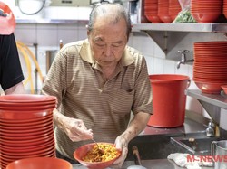 Salut! Penjual Mi Bangun Pukul 3 Pagi Selama 60 Tahun Demi Jaga Konsistensi