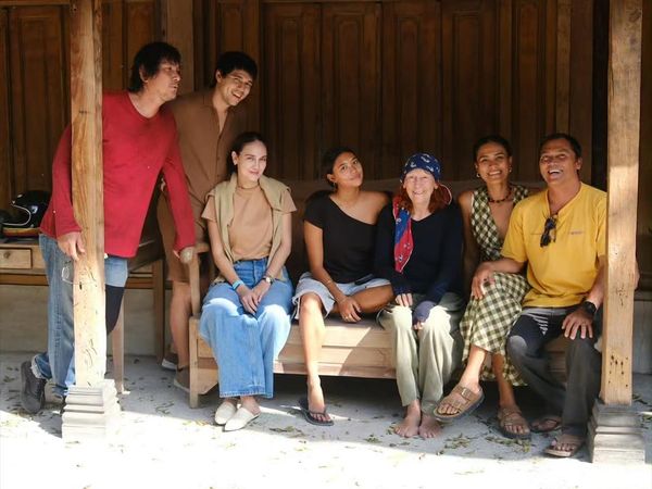Potret Sederhana nan Hangat, Luna Maya Bersama Kakak Rayakan Ultah Ibu Desa