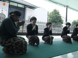 Gaya 4 Member JKT48 Jajal Jadi Abdi Dalem di Keraton Jogja