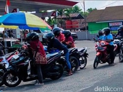 Antrean BBM Kobar Mengular, Pentol Bakso Laris Manis Diserbu